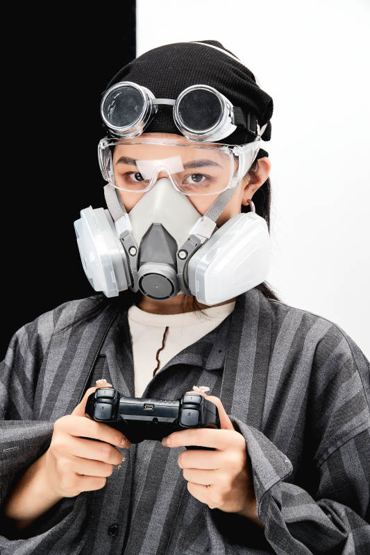 手持电子游戏操控器的亚洲少女图片