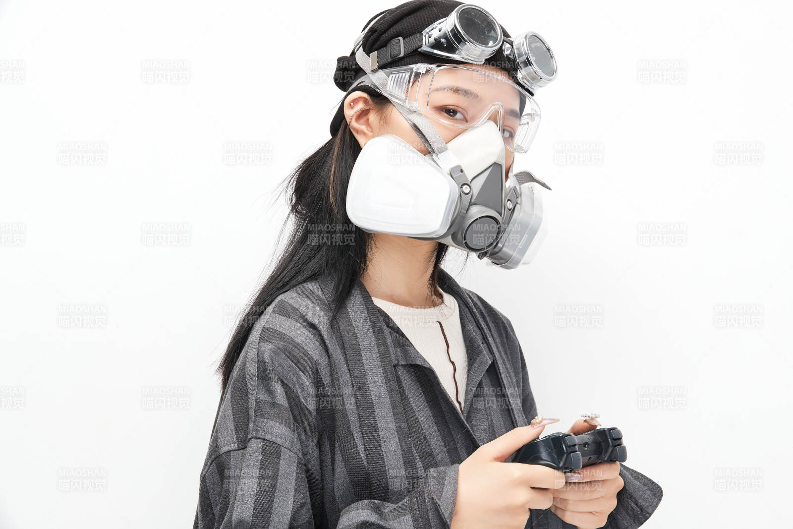 手持电子游戏操控器的亚洲少女图片