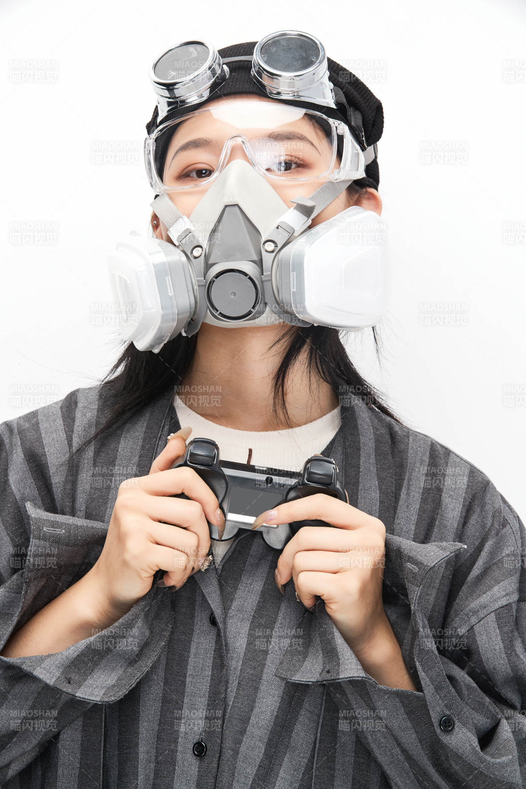 手持电子游戏操控器的亚洲少女图片