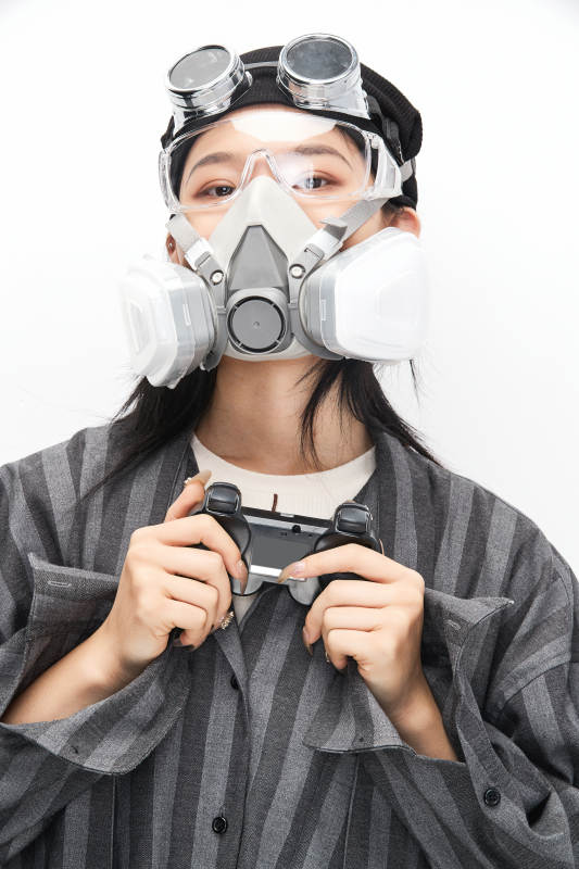 手持电子游戏操控器的亚洲少女图片