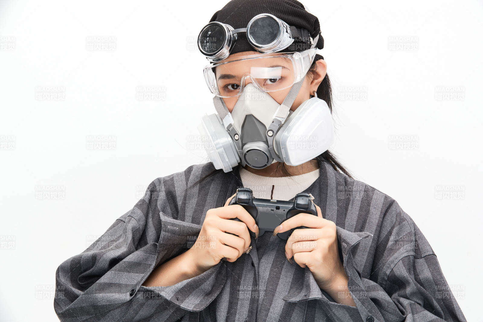 手持电子游戏操控器的亚洲少女图片