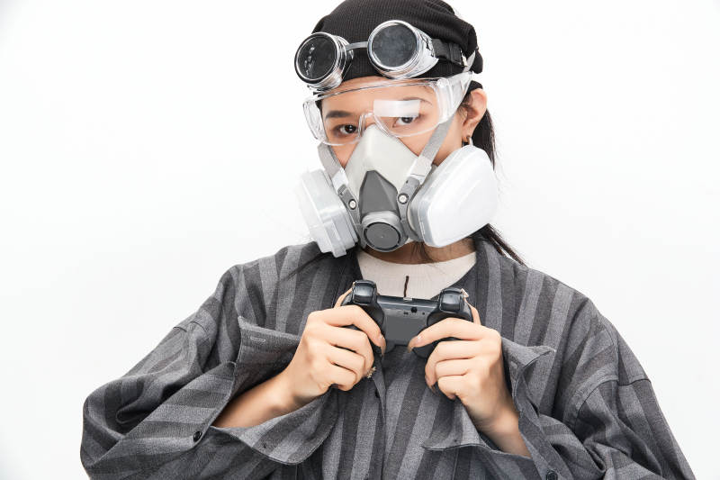 手持电子游戏操控器的亚洲少女图片