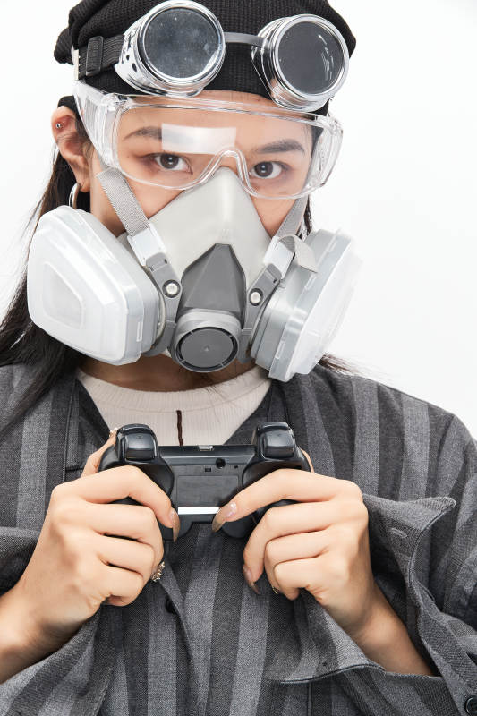 手持电子游戏操控器的亚洲少女图片