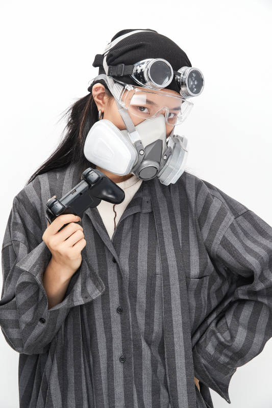 手持电子游戏操控器的亚洲少女图片