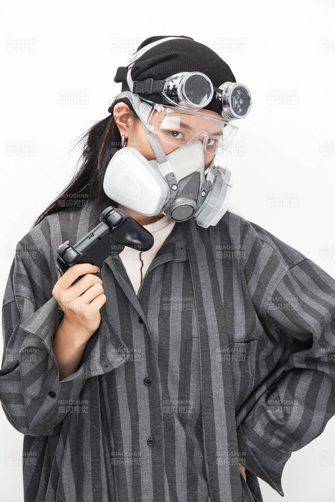 手持电子游戏操控器的亚洲少女图片