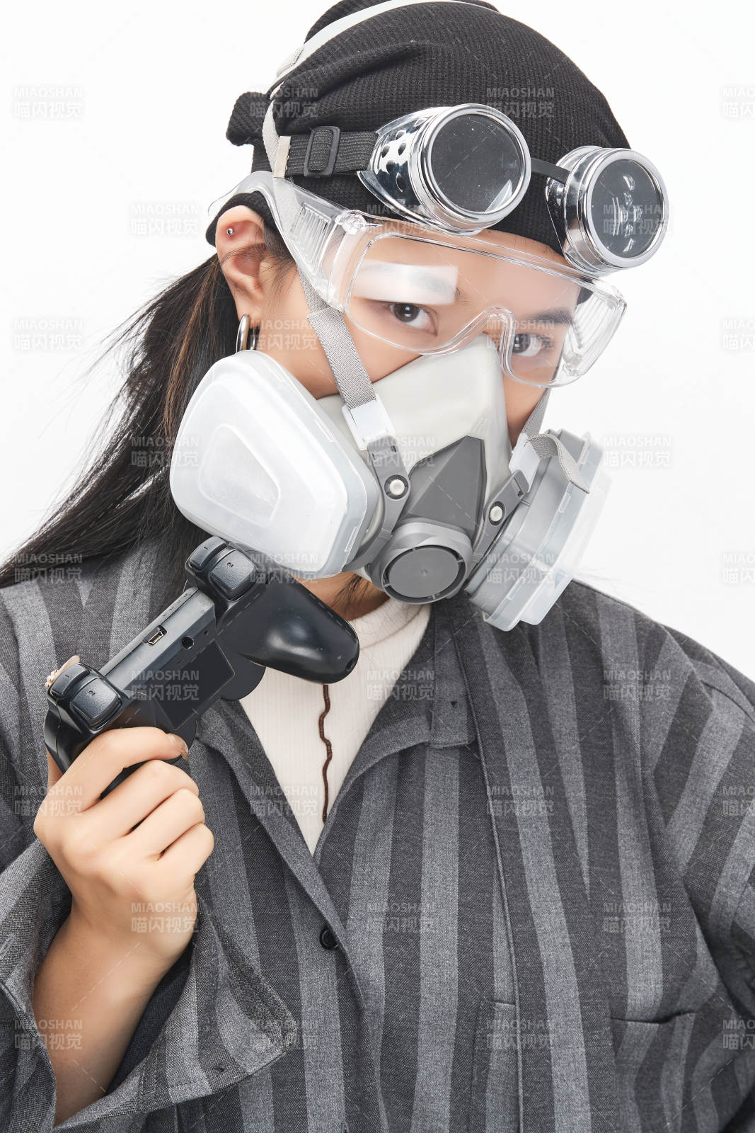 手持电子游戏操控器的亚洲少女图片