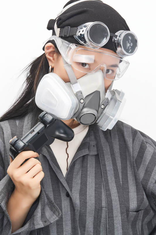 手持电子游戏操控器的亚洲少女图片