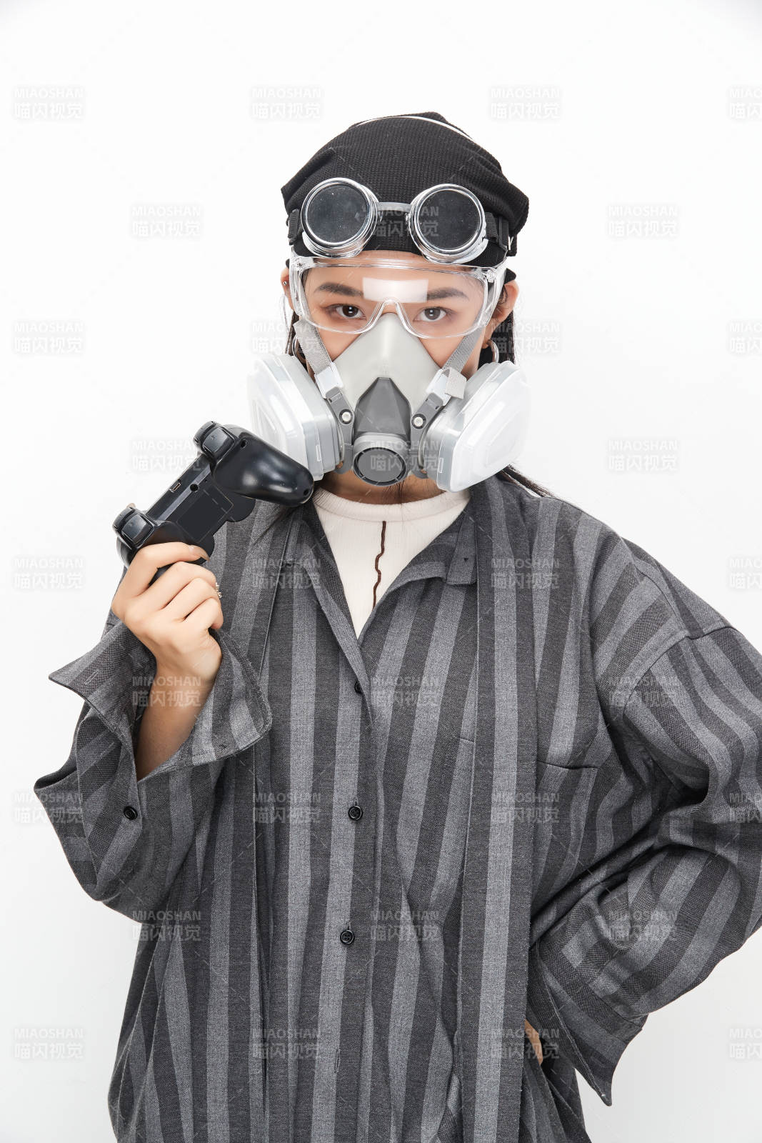 手持电子游戏操控器的亚洲少女图片