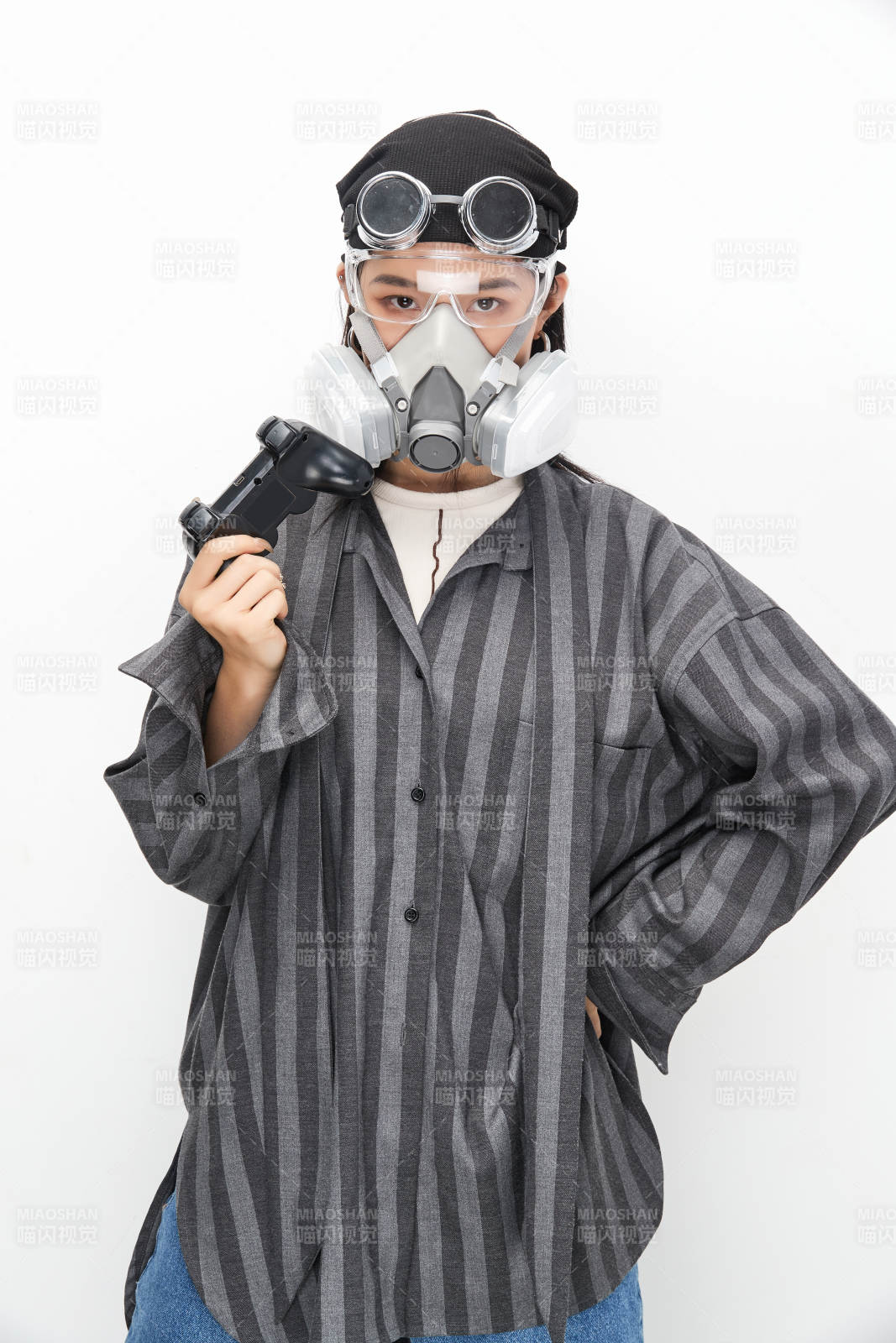 手持电子游戏操控器的亚洲少女图片