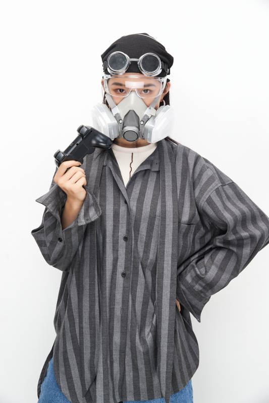 手持电子游戏操控器的亚洲少女图片