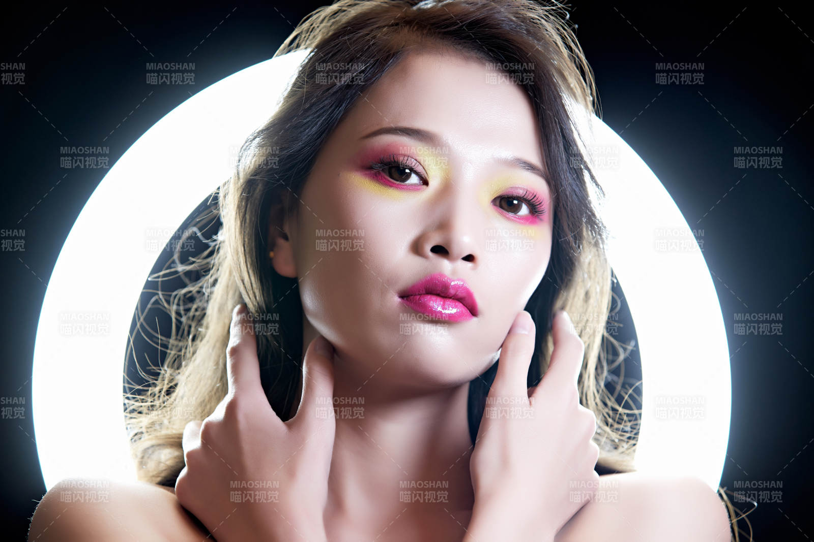 白色背景的赛博朋克彩妆人像图片