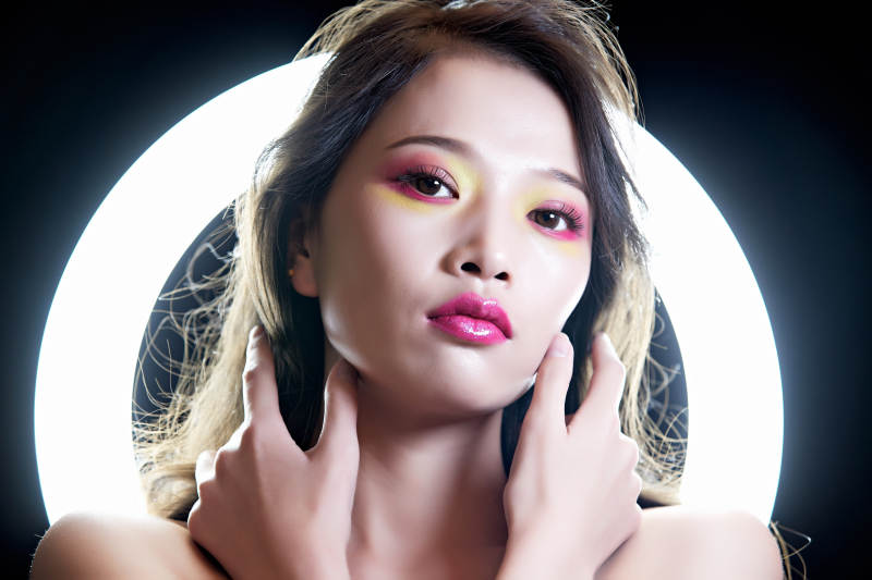 白色背景的赛博朋克彩妆人像图片