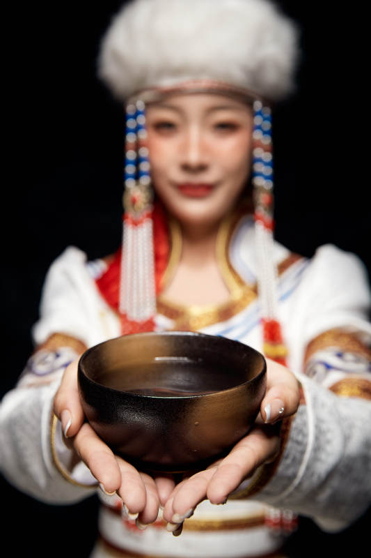 穿着蒙古族服饰的亚洲青年女性图片