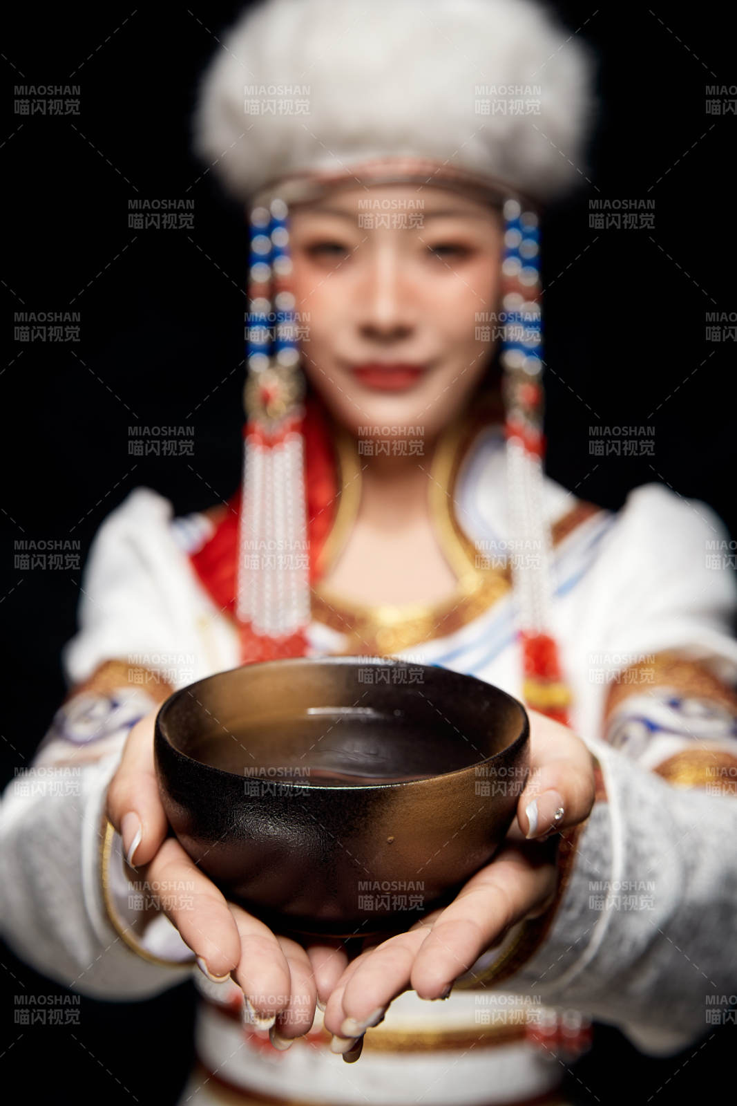 穿着蒙古族服饰的亚洲青年女性图片