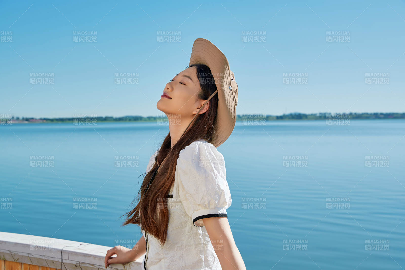 在湖畔木制帆船上的亚洲美女图片