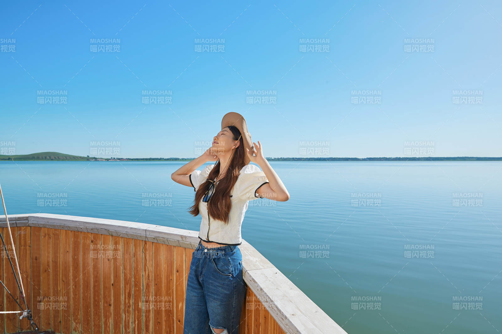 在湖畔木制帆船上的亚洲美女图片