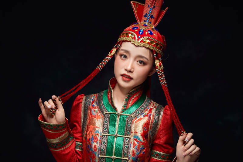 穿着蒙古族服饰的亚洲青年女性图片