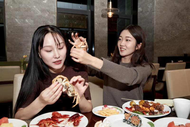 在酒店自助餐厅大吃特吃的亚洲可爱闺蜜少女图片