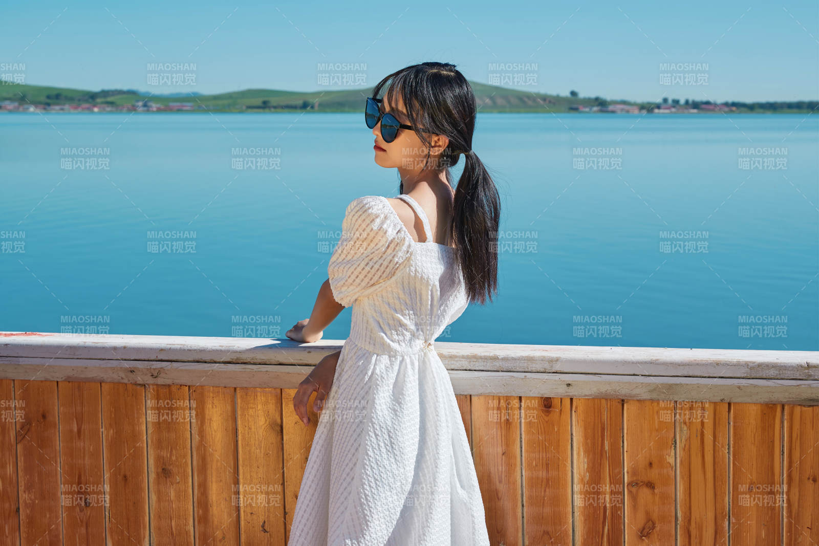 在湖畔木制帆船上的亚洲美女图片