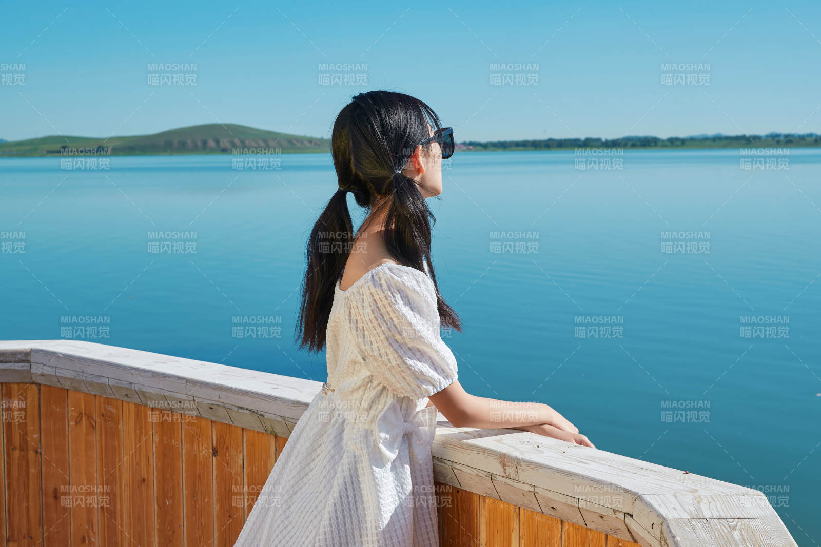 在湖畔木制帆船上的亚洲美女图片