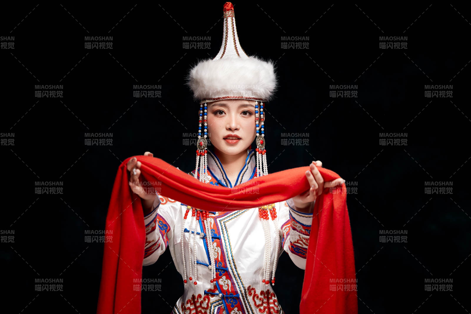 穿着蒙古族服饰的亚洲青年女性图片