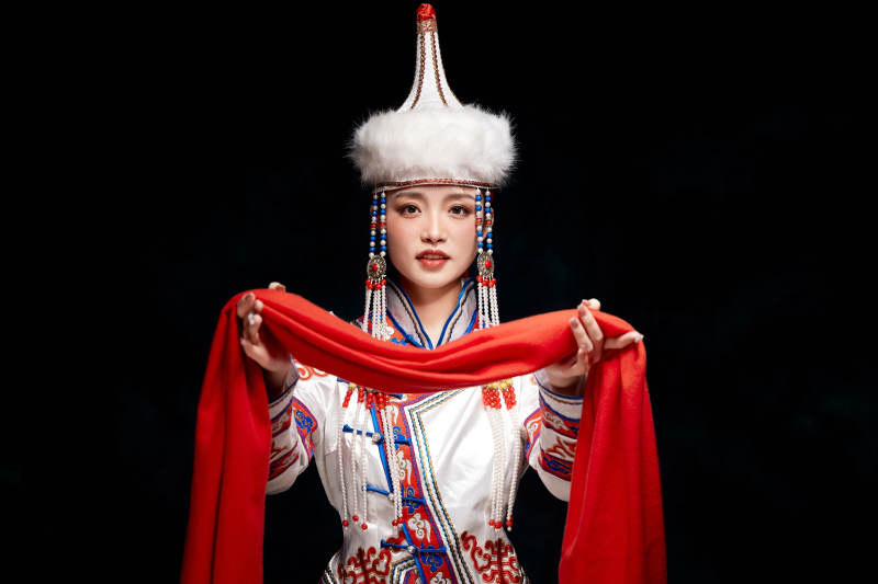 穿着蒙古族服饰的亚洲青年女性图片