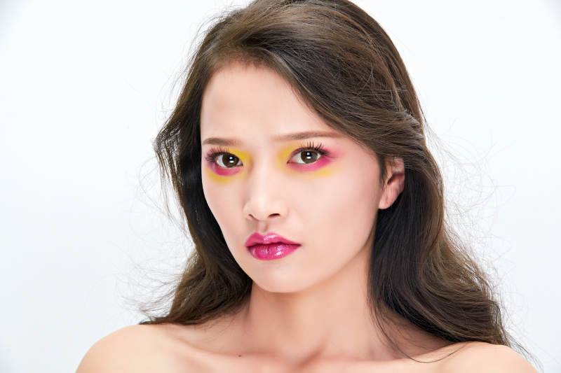 白色背景下棚拍化妆中的美女图片