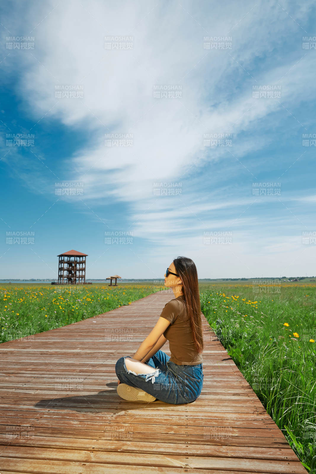 盛夏在草原湿地公园游玩的姑娘图片