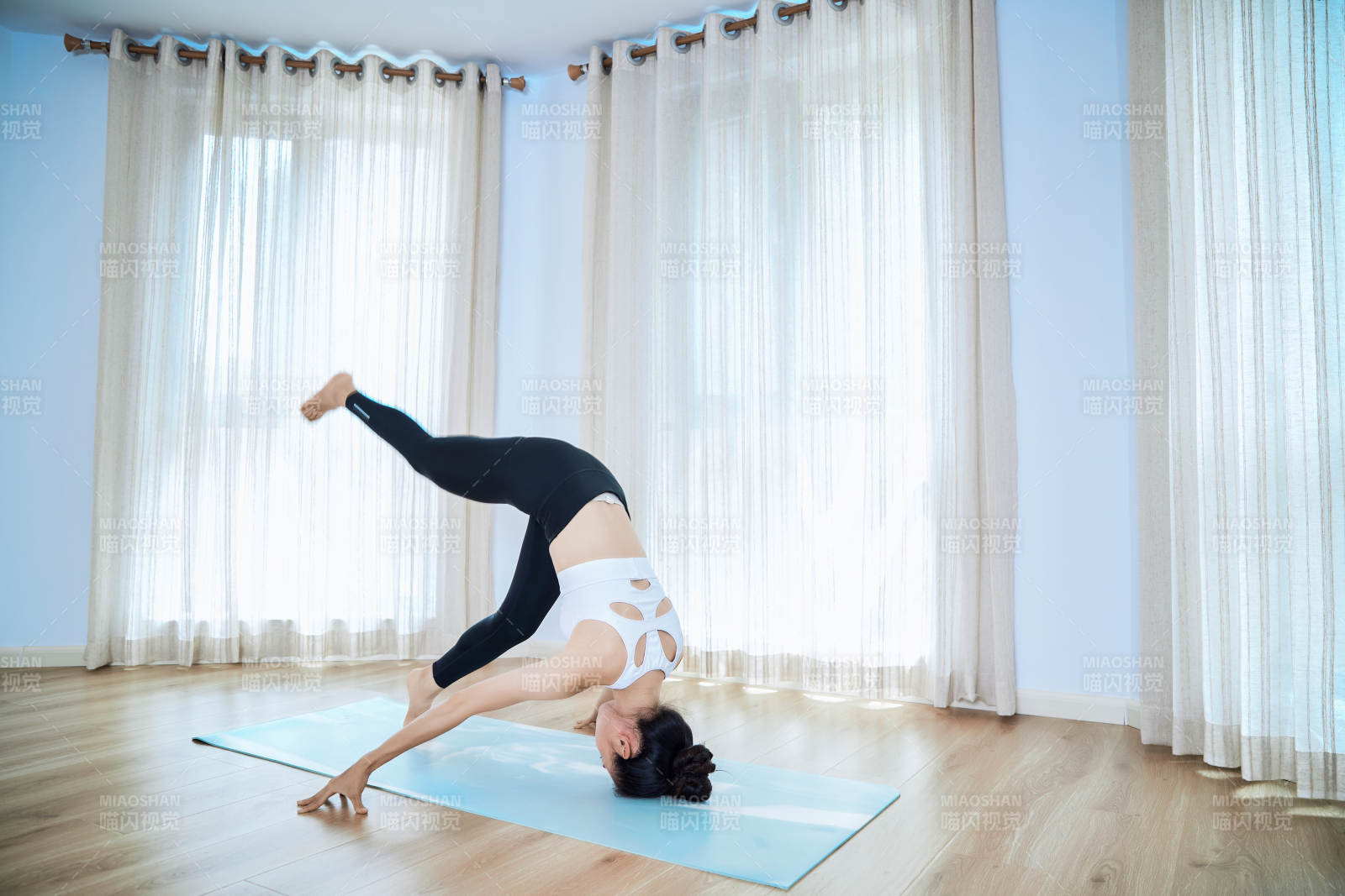 做瑜伽动作的亚洲年轻女性图片