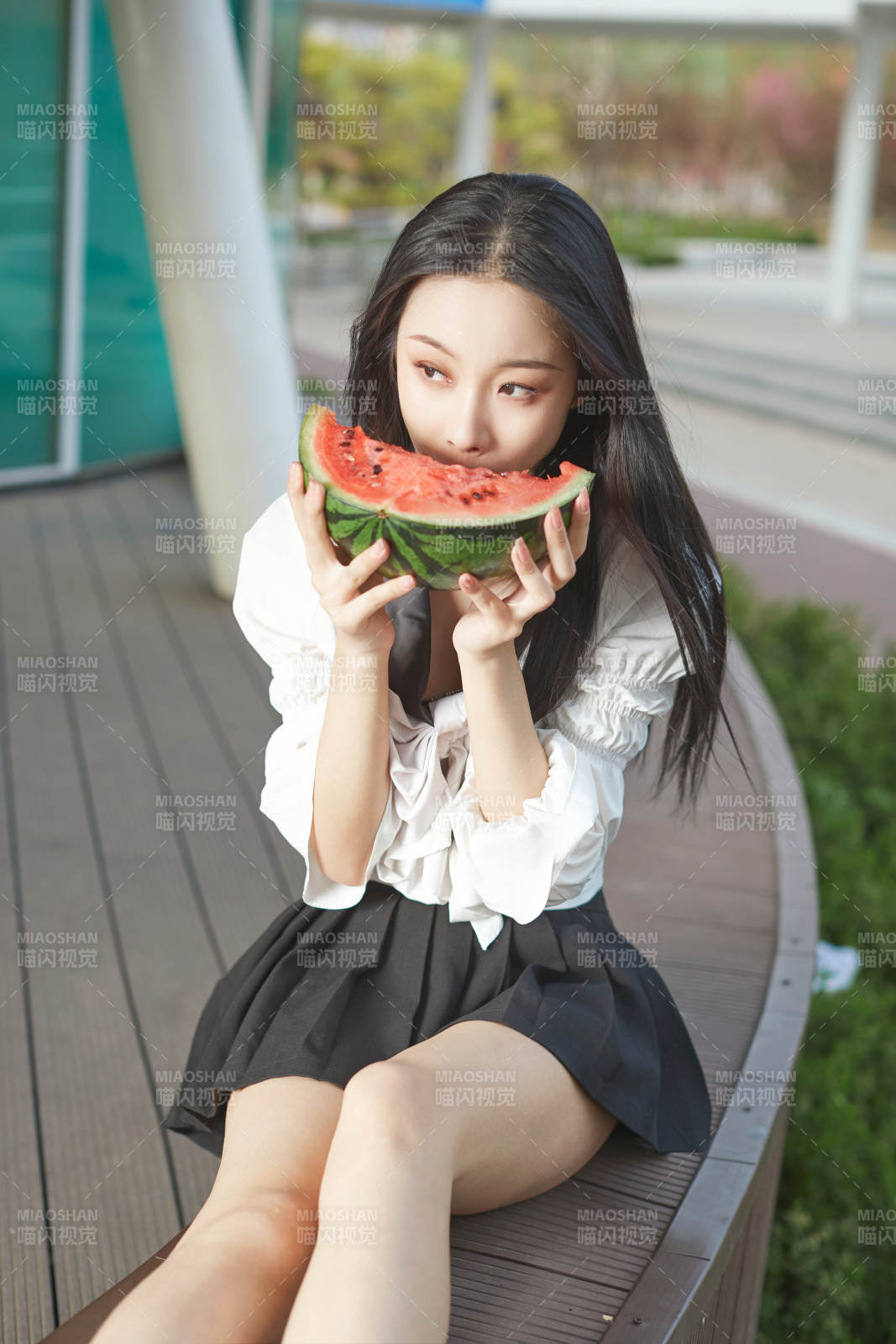 初夏户外公园吃西瓜的可爱少女图片