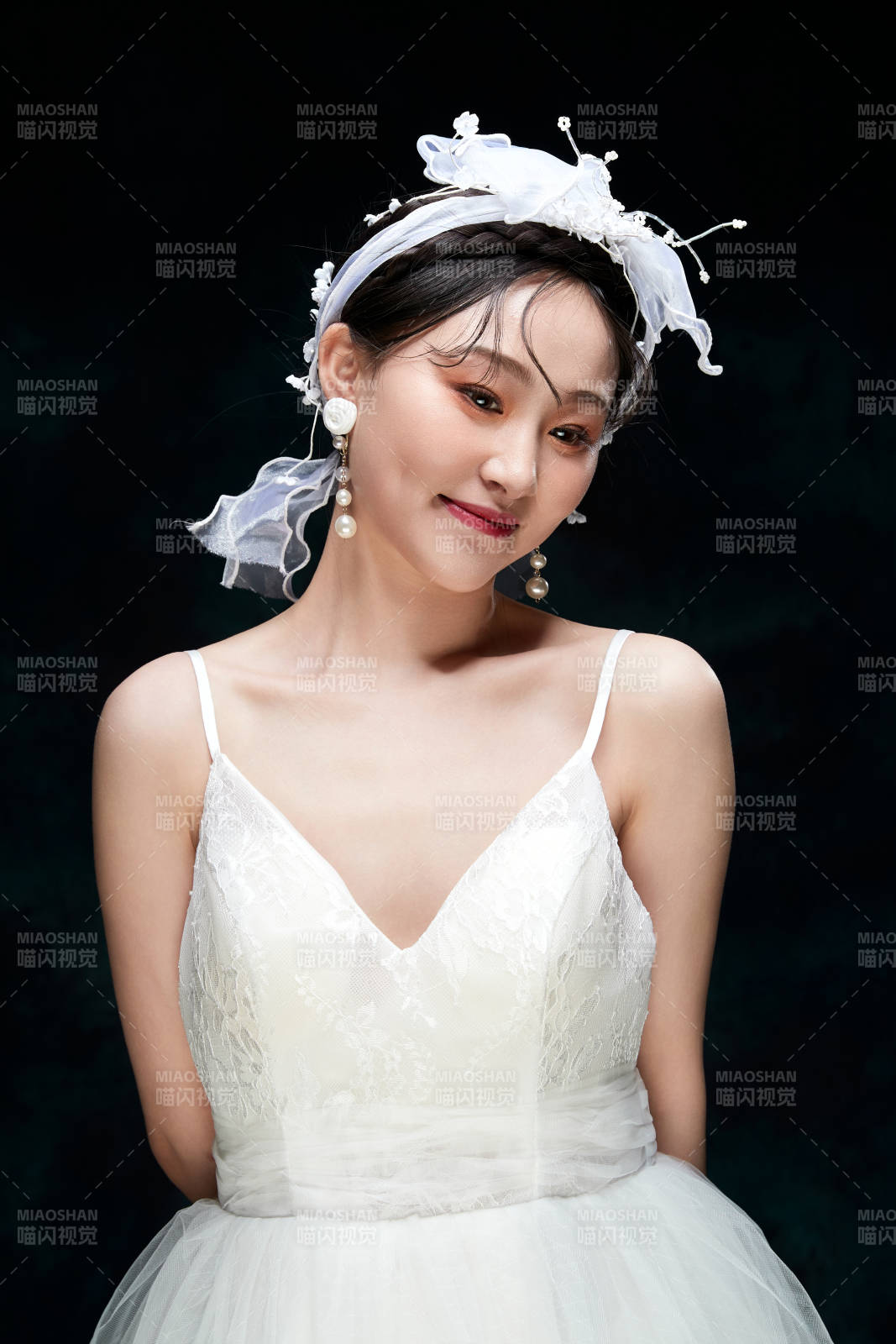 黑色背景下的女性复古婚纱妆面图片