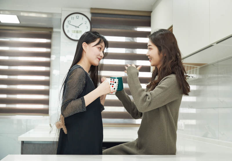 在餐厅喝咖啡闲聊的亚洲闺蜜图片