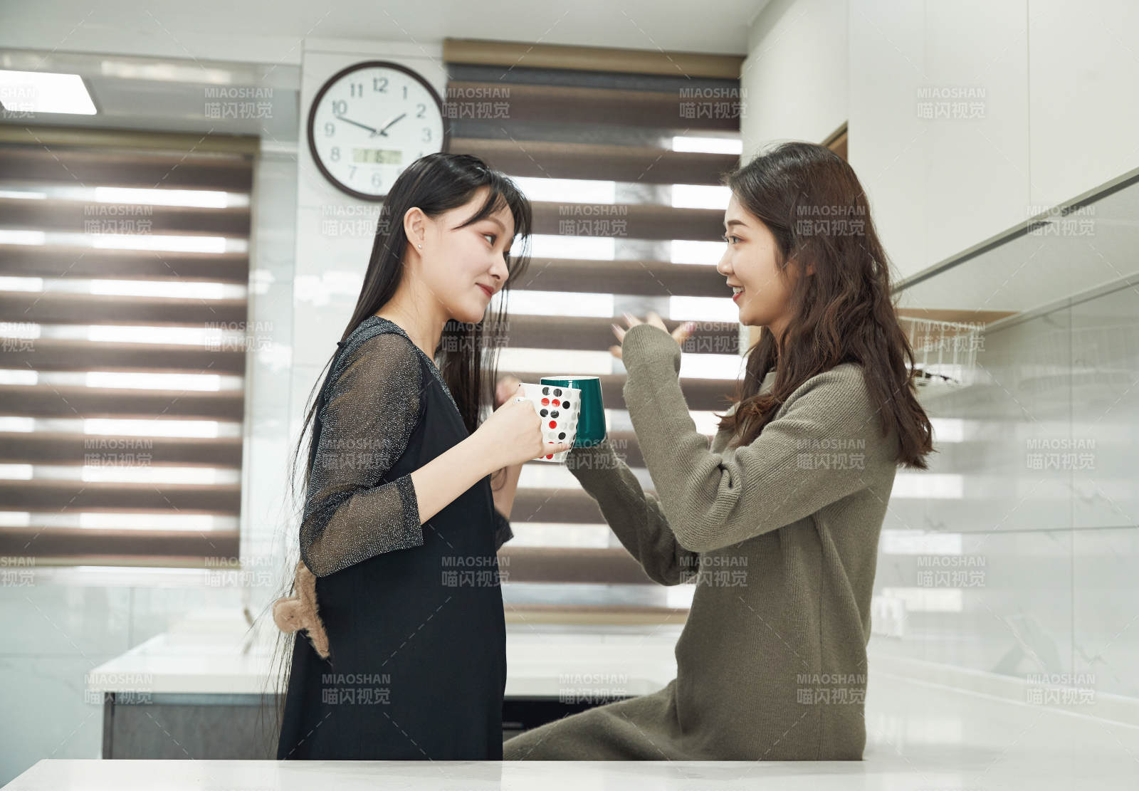 在餐厅喝咖啡闲聊的亚洲闺蜜图片