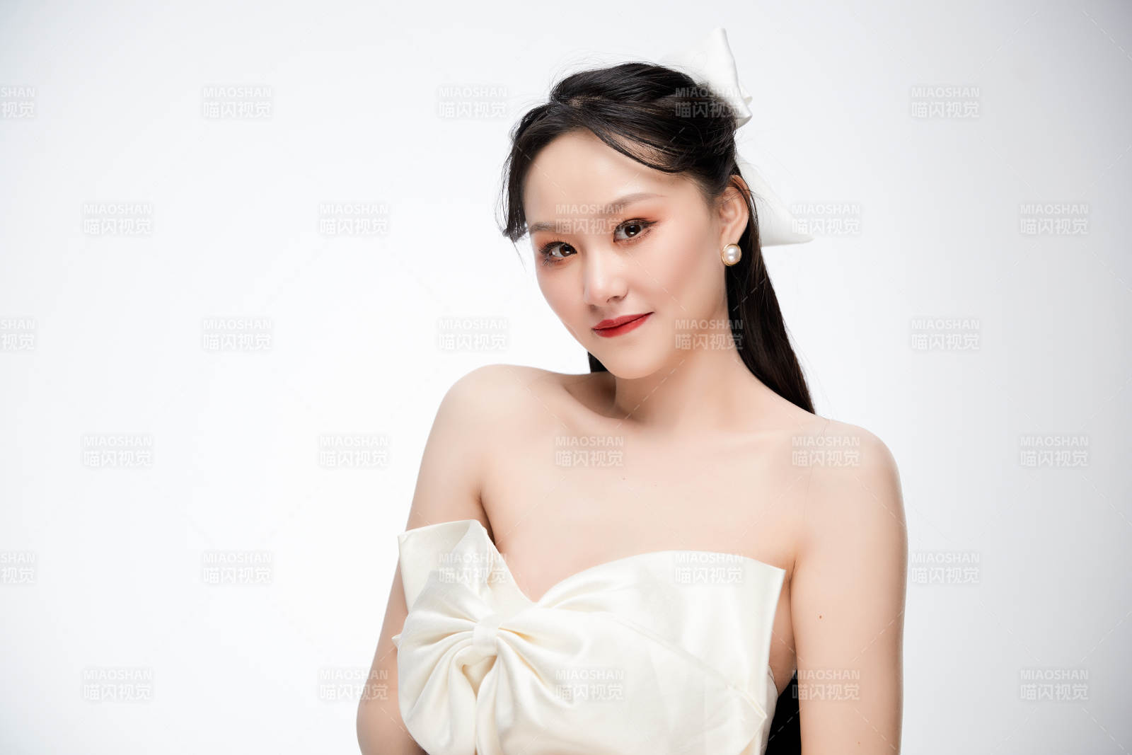 女性婚纱妆面图片