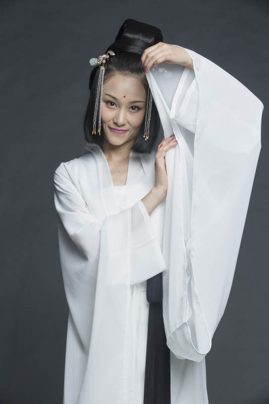 身穿古装的汉服女性人像汉服影棚拍摄图片