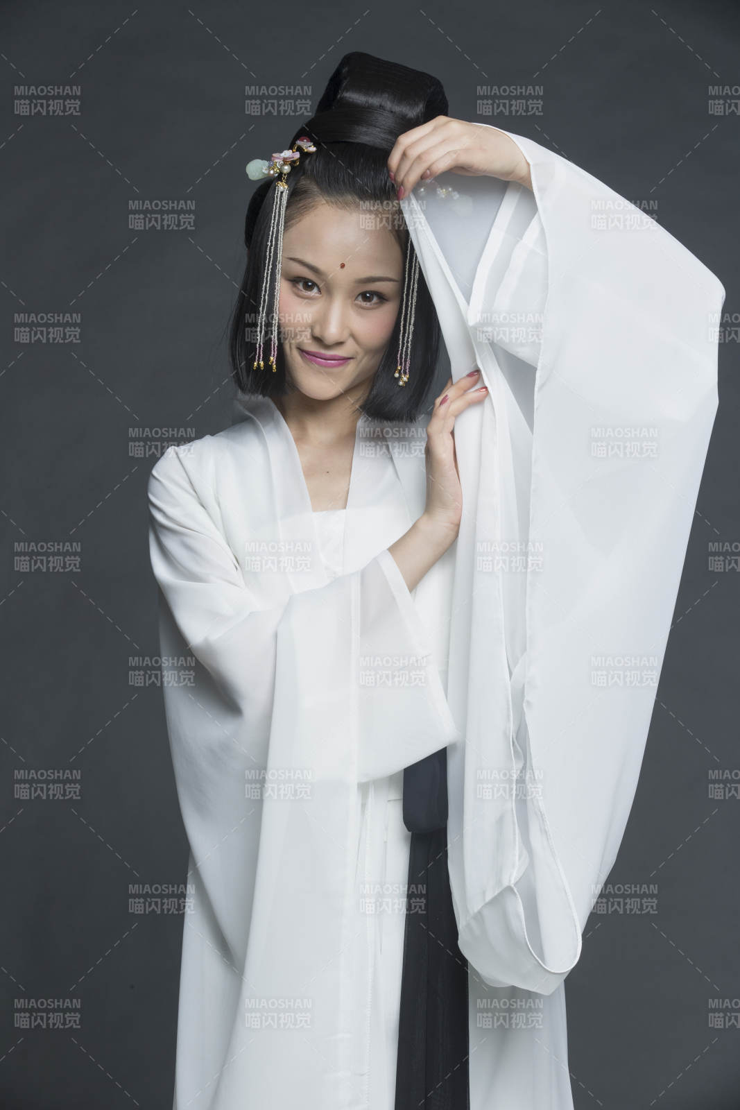 身穿古装的汉服女性人像汉服影棚拍摄图片