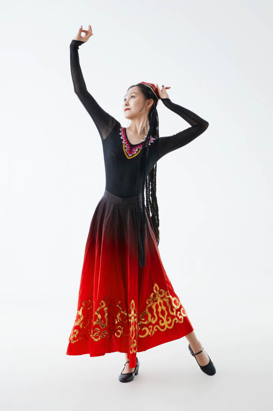 穿着新疆维吾尔族服饰跳舞的少女图片