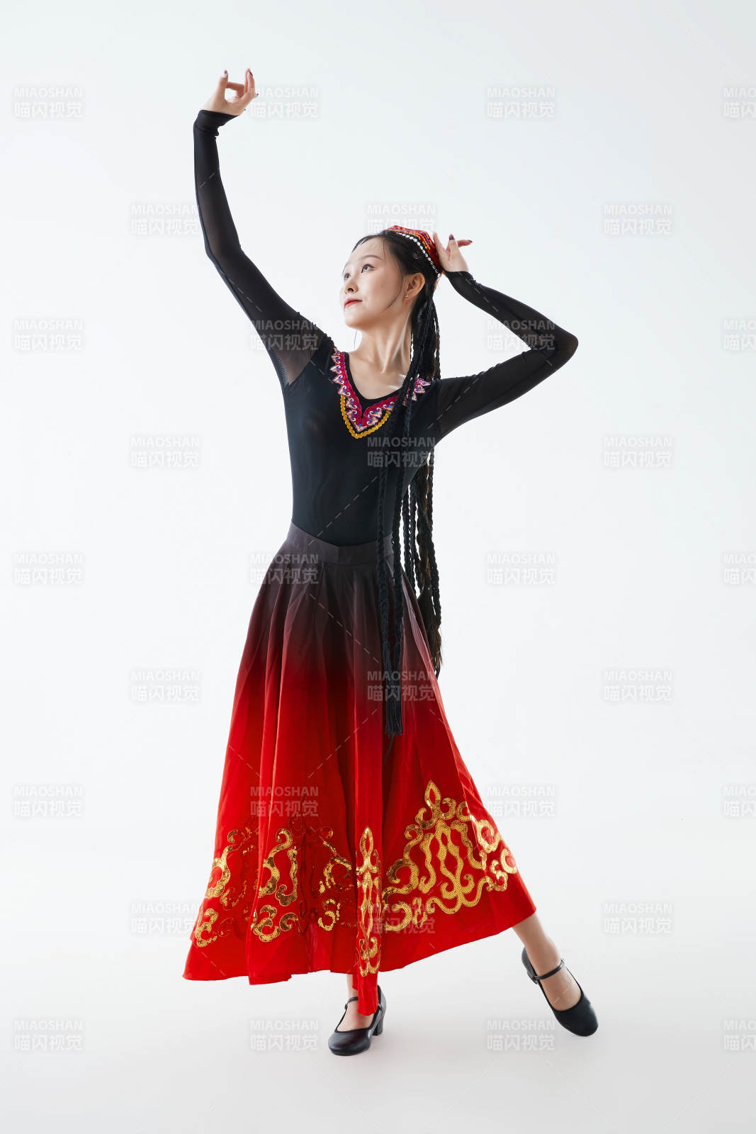 穿着新疆维吾尔族服饰跳舞的少女图片