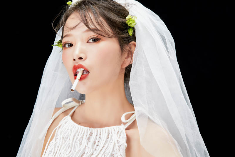 黑色背景下的美妆新娘彩妆人像图片