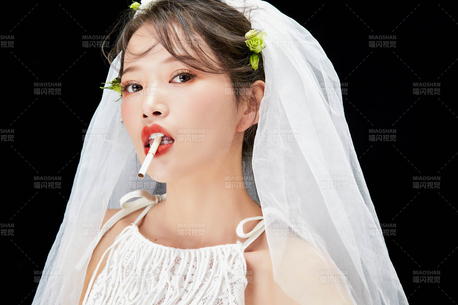 黑色背景下的美妆新娘彩妆人像图片