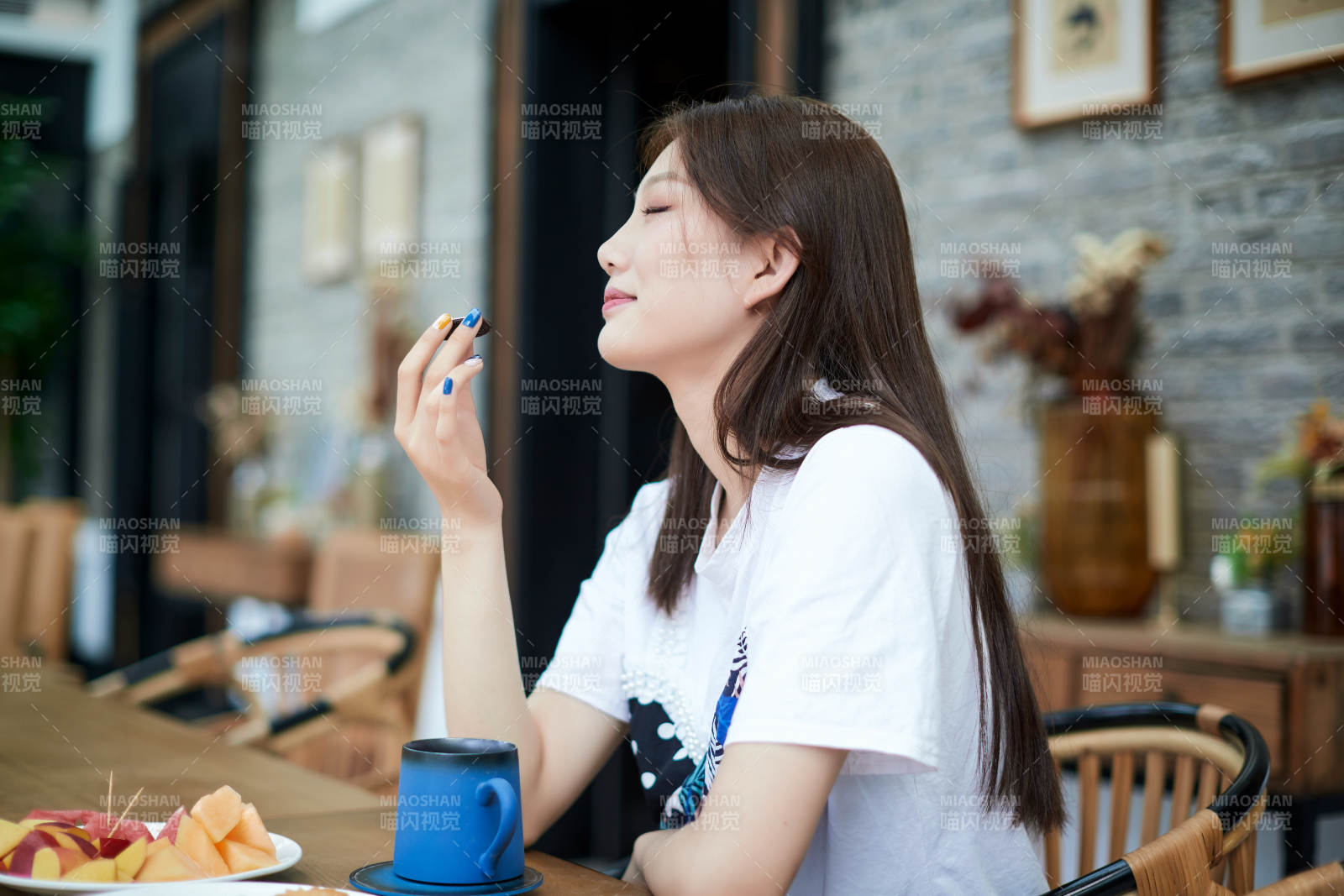 坐在咖啡图书馆吃东西的可爱少女图片