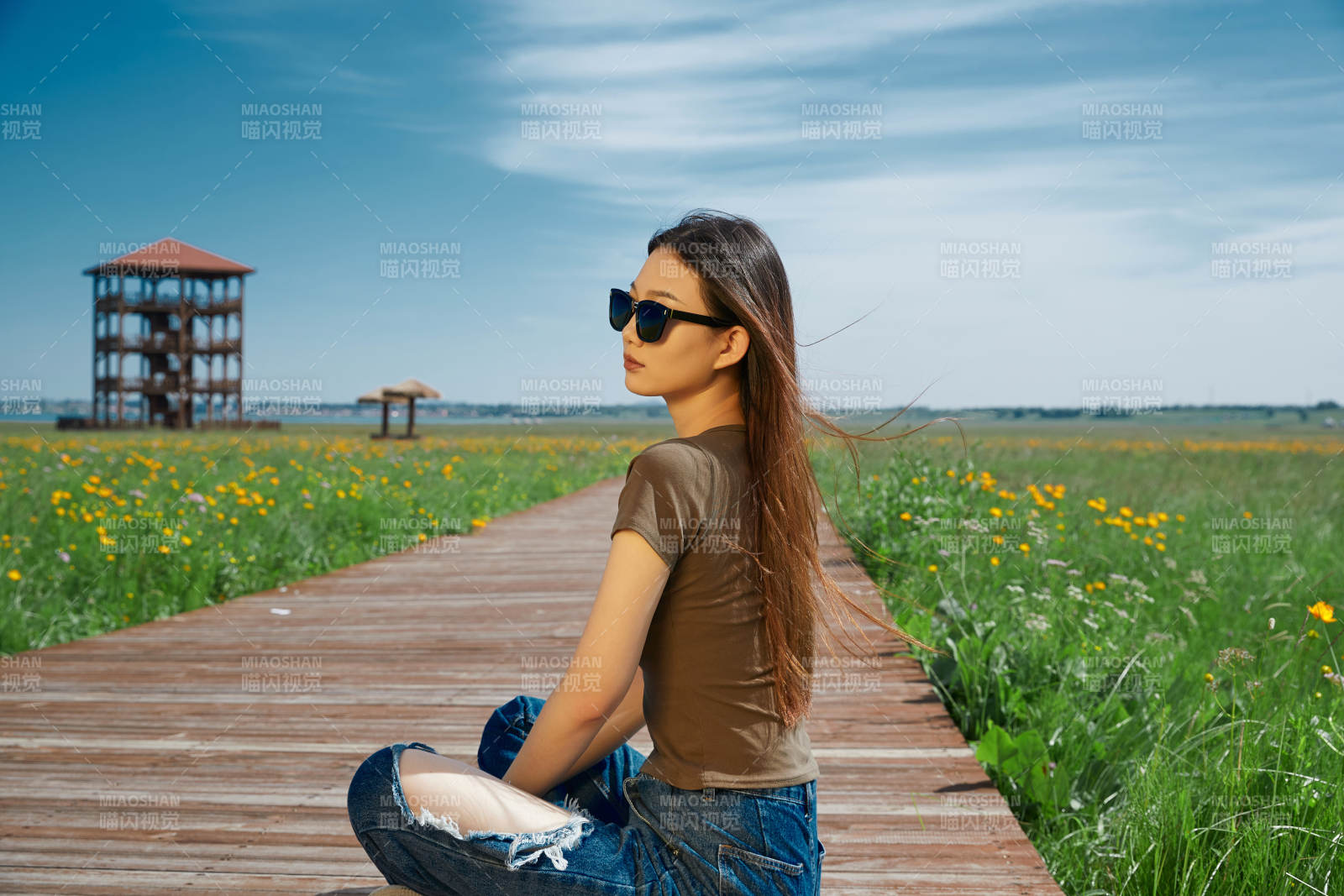 盛夏在草原湿地公园游玩的姑娘图片