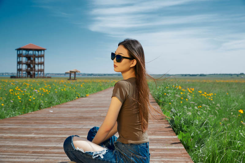 盛夏在草原湿地公园游玩的姑娘图片