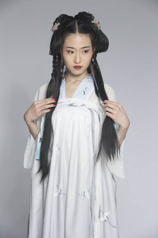 汉服风韵人像棚拍汉服少女图片