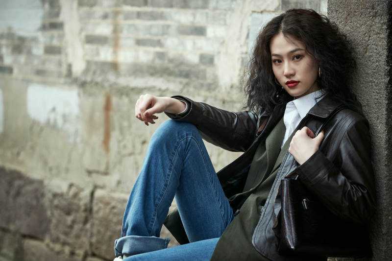 老旧城区里穿着复古港风的美丽清纯少女图片