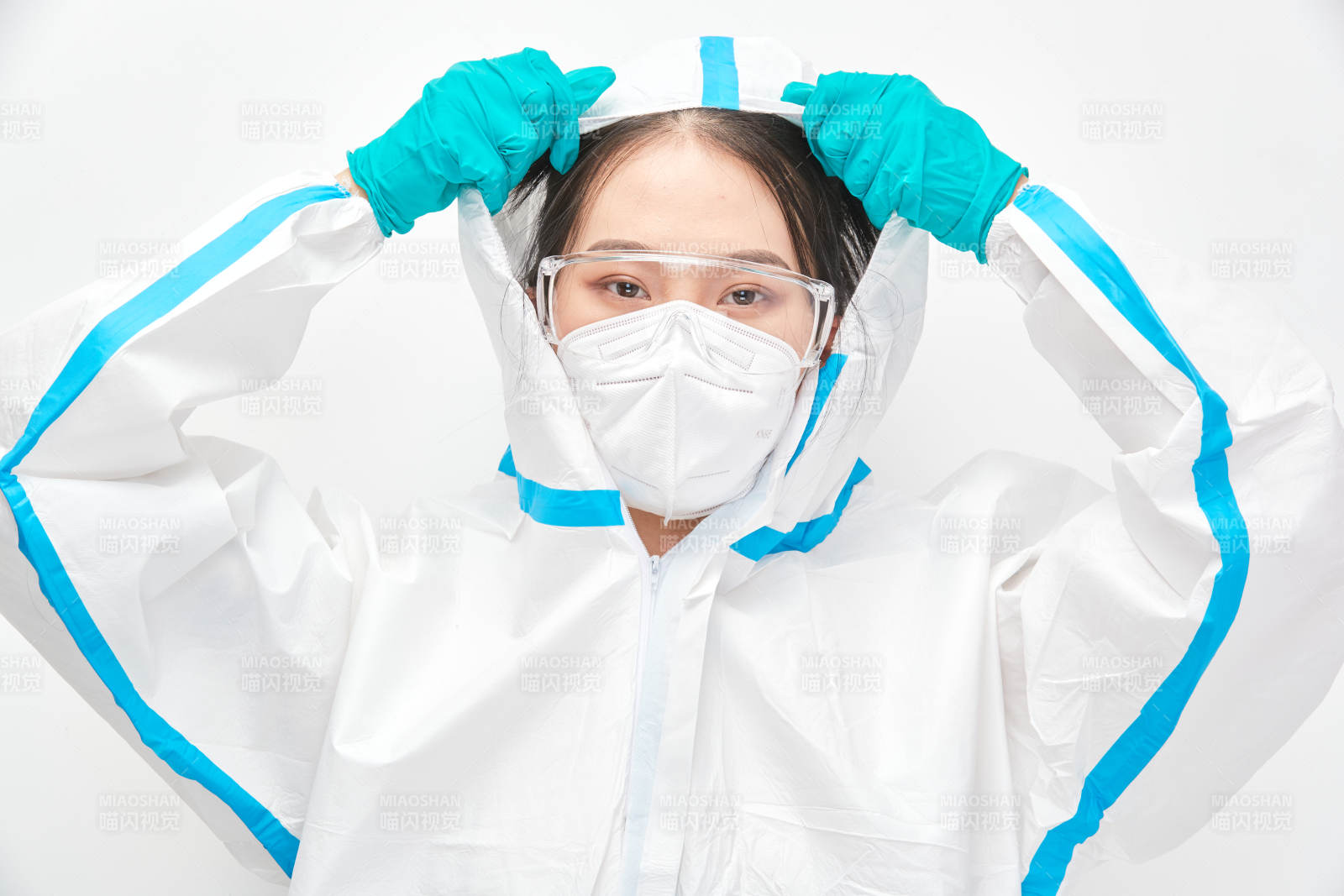 穿白色防护服佩戴护目镜口罩的女性医疗人员图片