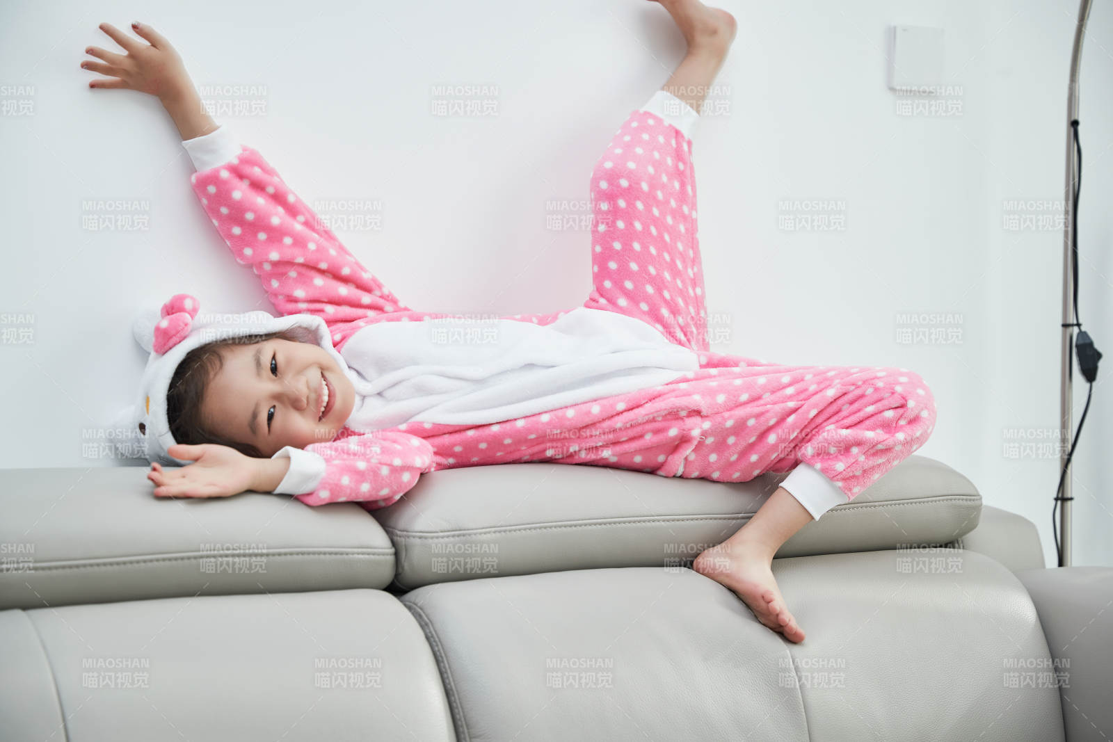 在家玩耍的亚洲小女孩图片