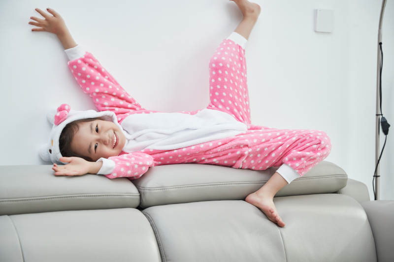 在家玩耍的亚洲小女孩图片