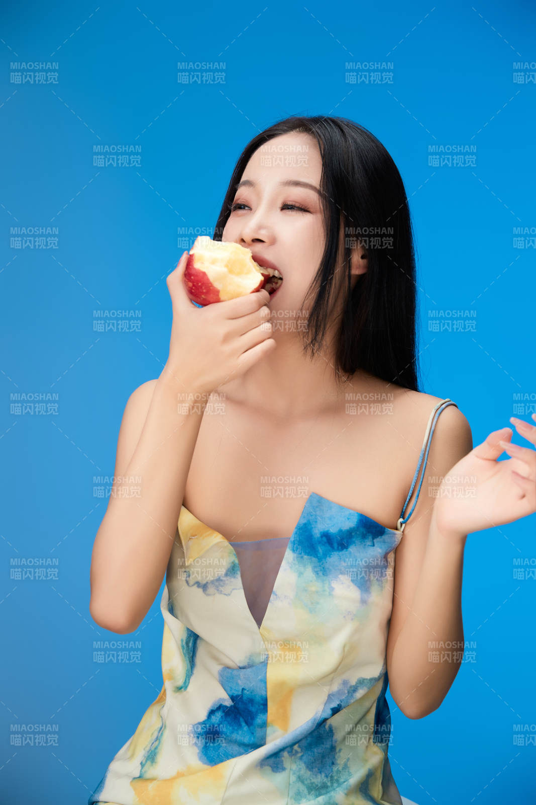 吃水果的亚洲东方长发少女图片