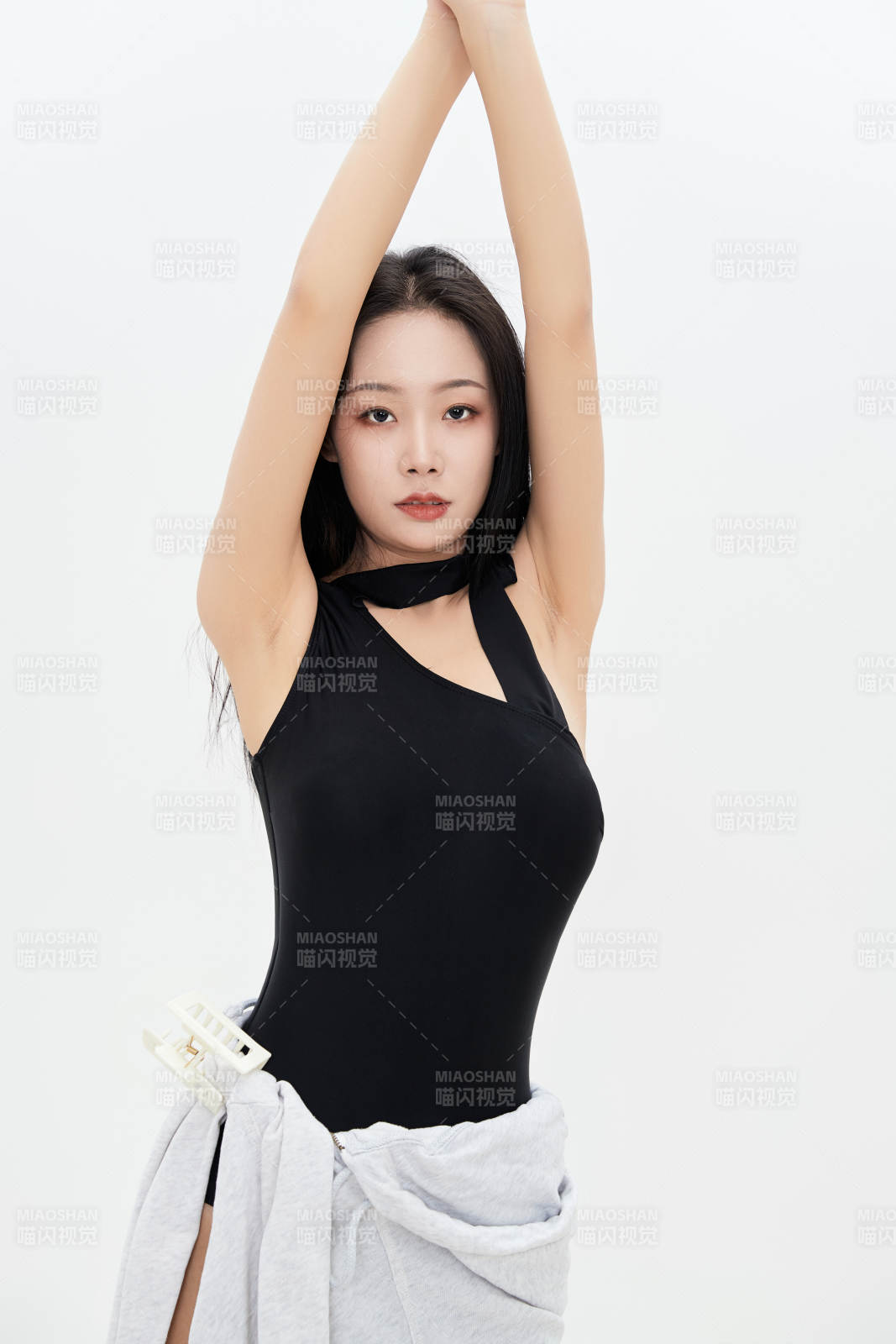 穿着运动泳装的亚洲美女图片